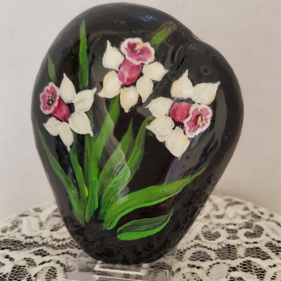 Hand painted white Daffodils on black stone - Picture 7 of 7